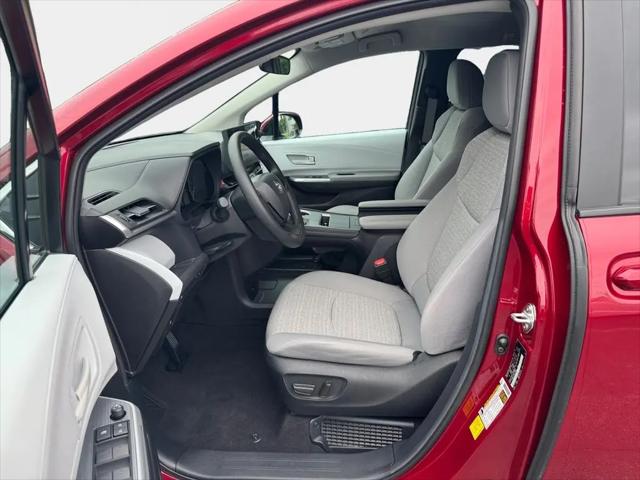 2025 Toyota Sienna LE