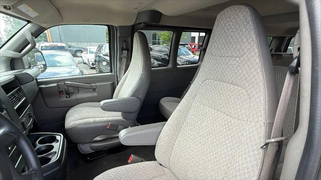 2025 GMC Savana Passenger RWD 3500 Extended Wheelbase LT