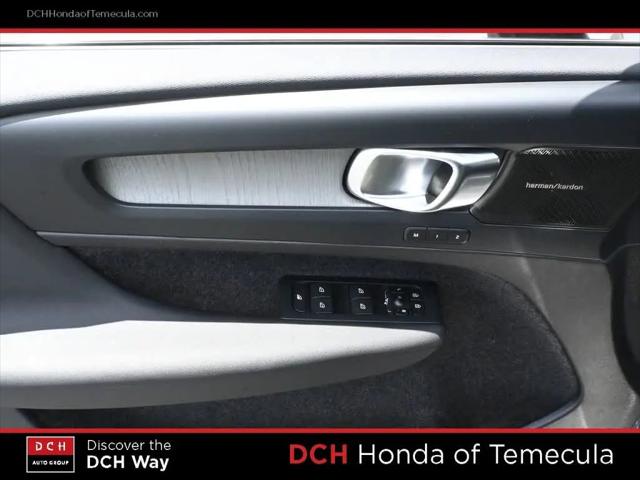 2023 Volvo XC40 B5 Plus Bright Theme