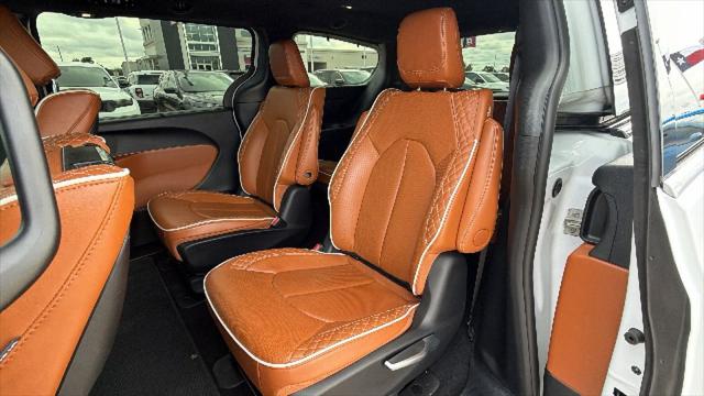 2025 Chrysler Pacifica Hybrid Pinnacle