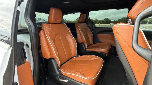 2025 Chrysler Pacifica Hybrid Pinnacle