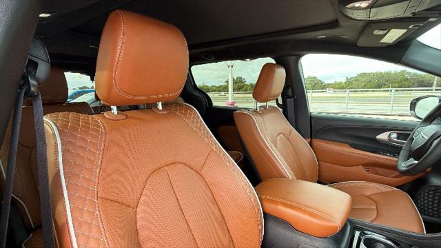 2025 Chrysler Pacifica Hybrid Pinnacle