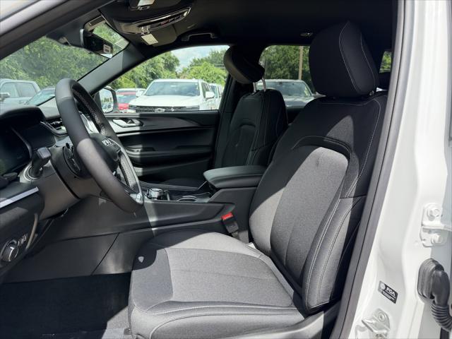 2026 Jeep Grand Cherokee Laredo 4x2