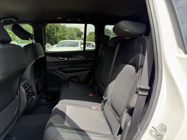 2026 Jeep Grand Cherokee Laredo 4x2