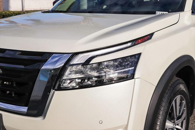 2023 Nissan Pathfinder SL FWD