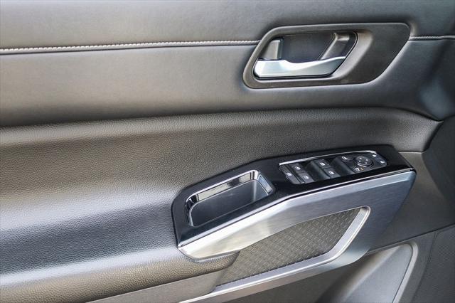 2023 Nissan Pathfinder SL FWD