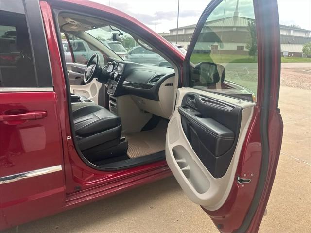 2016 Chrysler Town & Country Touring