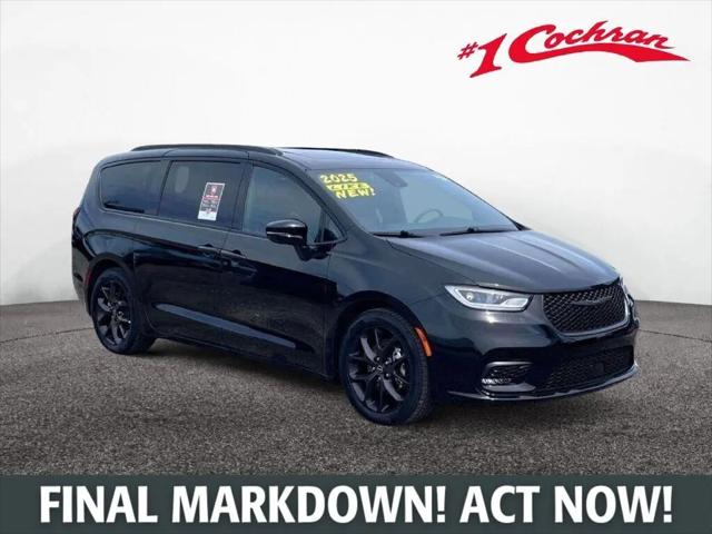 2025 Chrysler Pacifica Limited for sale in Youngstown, OH