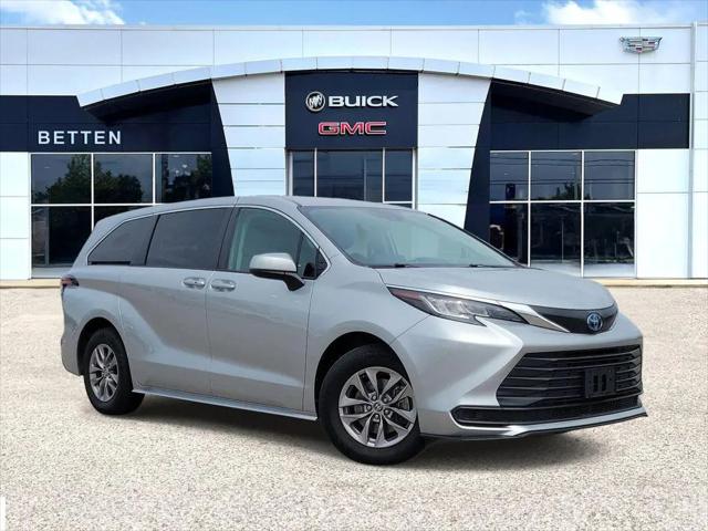 2022 Toyota Sienna LE for sale in Muskegon, MI