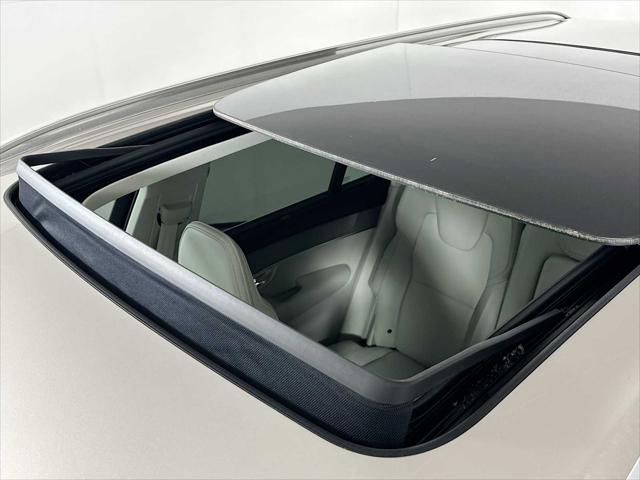 2026 Volvo XC90 Plug-In Hybrid Ultra, T8 AWD, Electric/Gasoline, Bright, 7 Seats