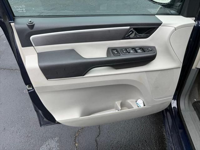 2013 Volkswagen Routan SE