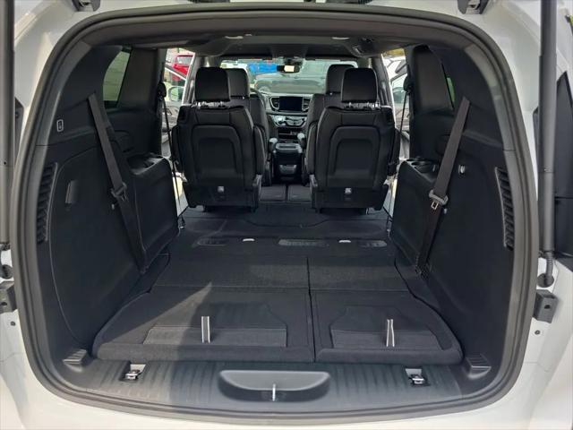 2027 Chrysler Pacifica Select