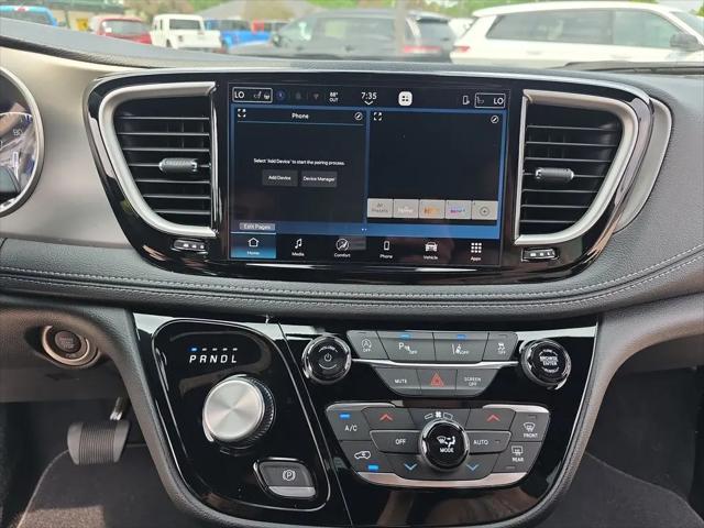 2027 Chrysler Pacifica Select