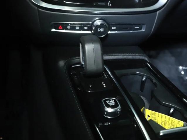 2022 Volvo S60 Recharge T8 R-Design Expression