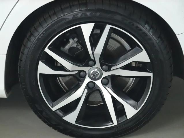 2022 Volvo S60 Recharge T8 R-Design Expression