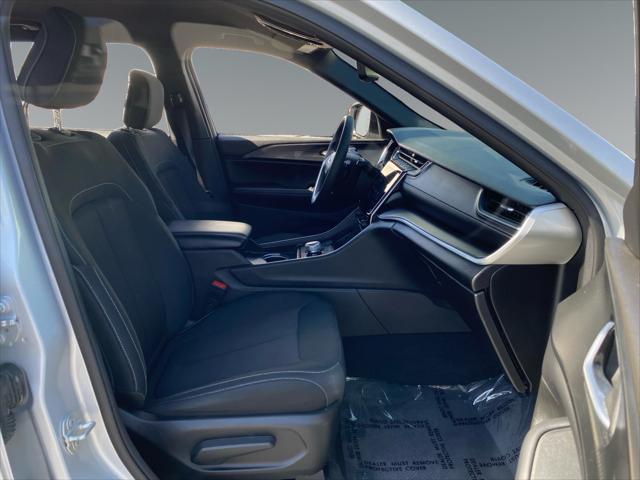 2024 Jeep Grand Cherokee L Laredo 4x2