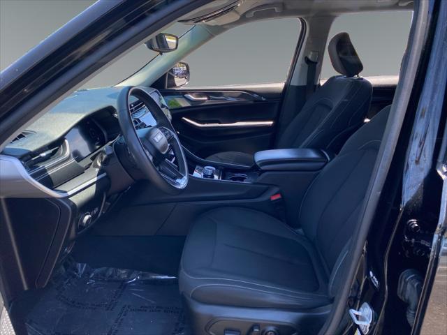 2023 Jeep Grand Cherokee Laredo 4x2
