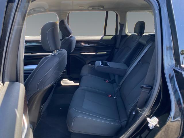 2023 Jeep Grand Cherokee Laredo 4x2