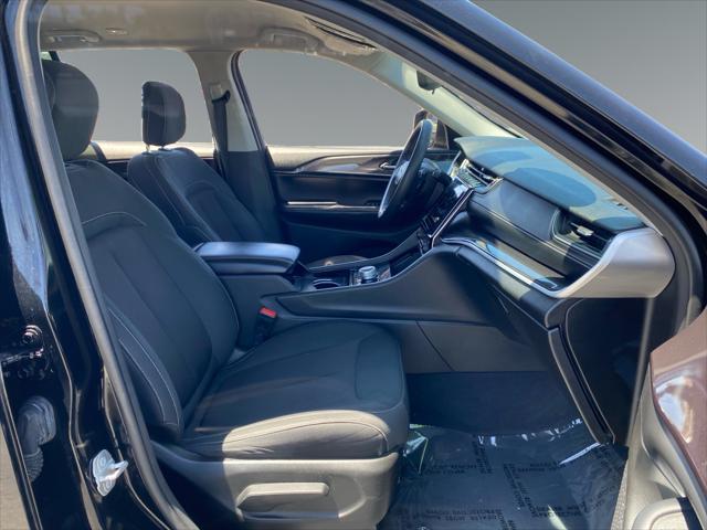 2023 Jeep Grand Cherokee Laredo 4x2
