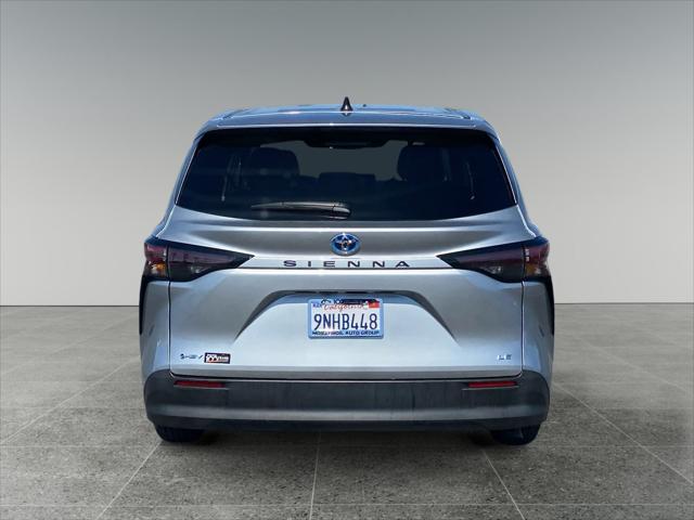 2025 Toyota Sienna LE