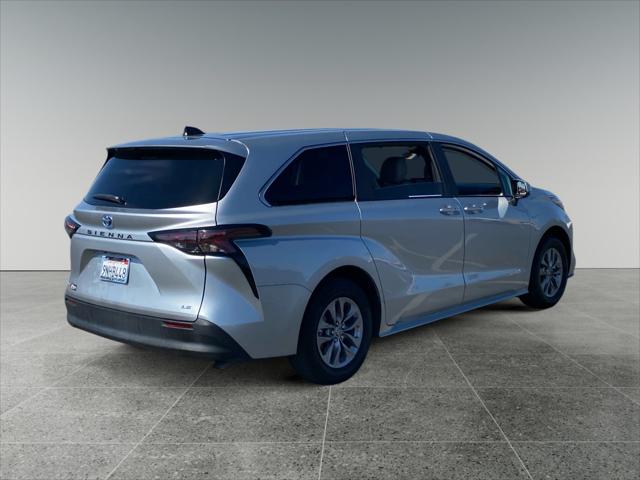 2025 Toyota Sienna LE