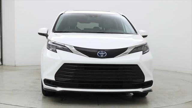 2025 Toyota Sienna LE