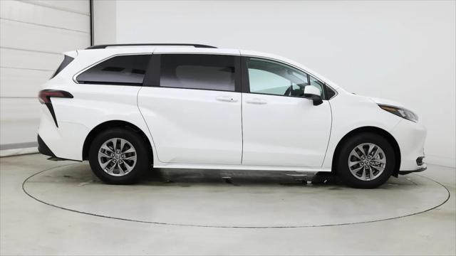 2025 Toyota Sienna LE