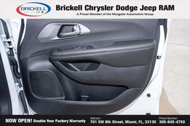 2027 Chrysler Pacifica Select