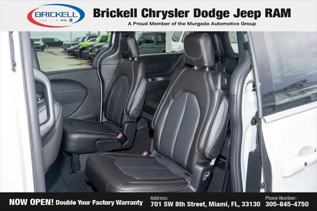 2027 Chrysler Pacifica Select