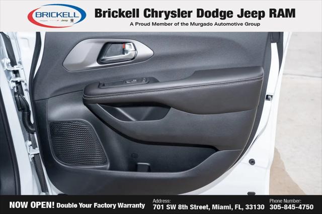 2027 Chrysler Pacifica Select
