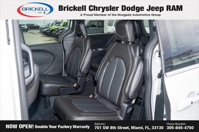 2027 Chrysler Pacifica Select