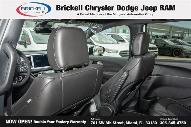 2027 Chrysler Pacifica Select