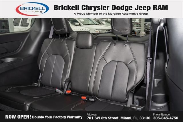2027 Chrysler Pacifica Select