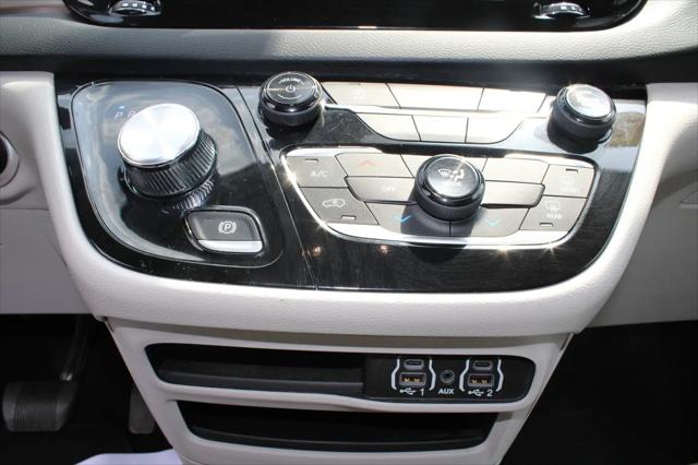 2024 Chrysler Voyager LX