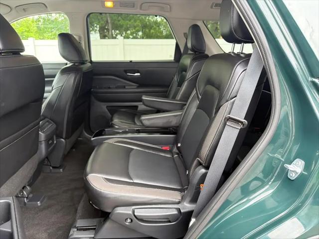 2025 Nissan Pathfinder SL FWD