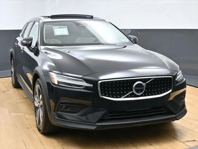 2025 Volvo V60 Cross Country Plus, B5 AWD Gas (mild hybrid)
