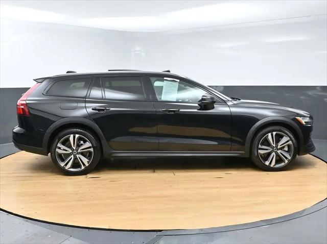 2025 Volvo V60 Cross Country Plus, B5 AWD Gas (mild hybrid)
