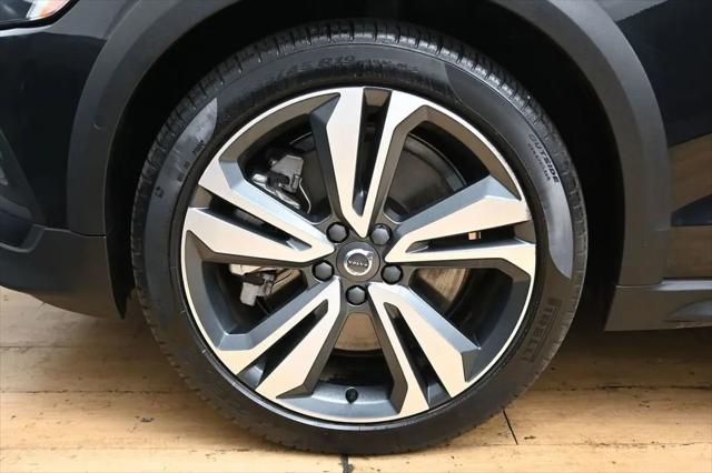2025 Volvo V60 Cross Country Plus, B5 AWD Gas (mild hybrid)