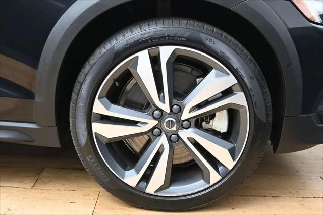 2025 Volvo V60 Cross Country Plus, B5 AWD Gas (mild hybrid)