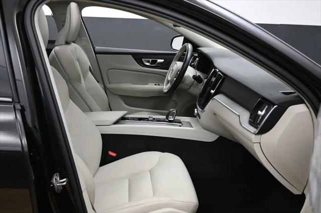 2025 Volvo V60 Cross Country Plus, B5 AWD Gas (mild hybrid)