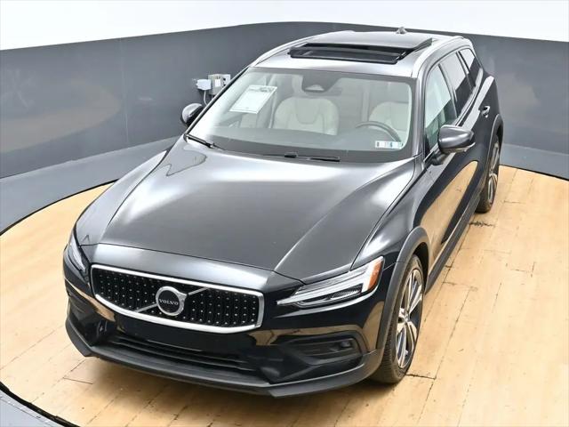 2025 Volvo V60 Cross Country Plus, B5 AWD Gas (mild hybrid)