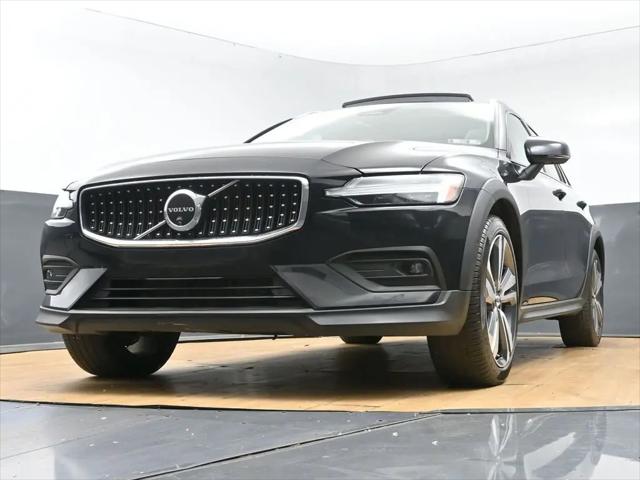 2025 Volvo V60 Cross Country Plus, B5 AWD Gas (mild hybrid)