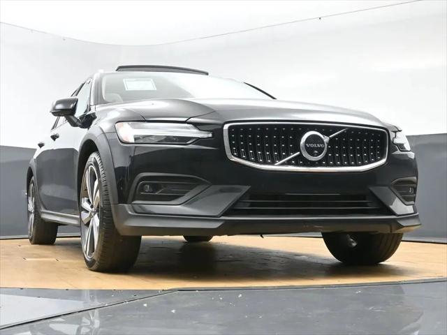 2025 Volvo V60 Cross Country Plus, B5 AWD Gas (mild hybrid)