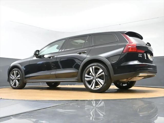 2025 Volvo V60 Cross Country Plus, B5 AWD Gas (mild hybrid)
