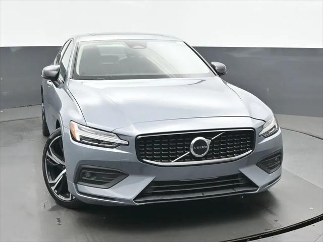 2024 Volvo S60 B5 Core Dark Theme