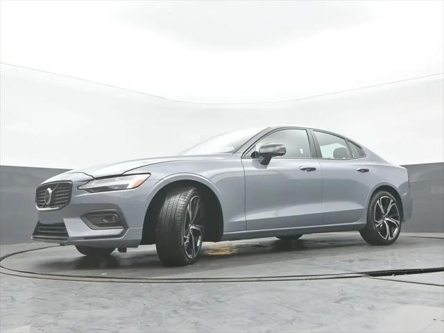 2024 Volvo S60 B5 Core Dark Theme