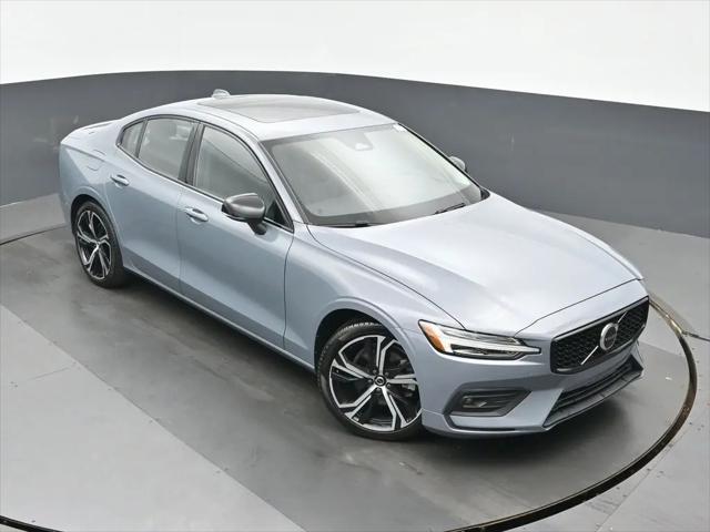 2024 Volvo S60 B5 Core Dark Theme