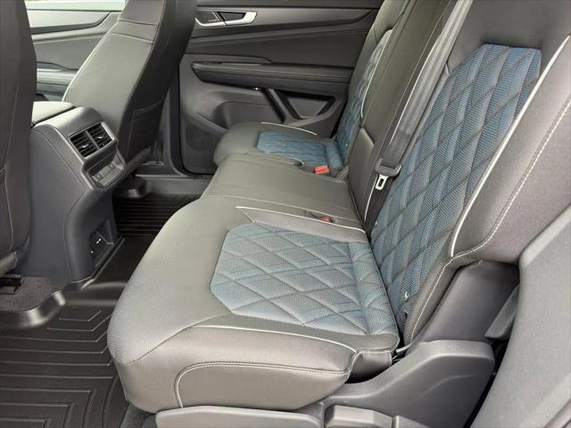 2026 Volkswagen Atlas Cross Sport SEL Premium R-Line