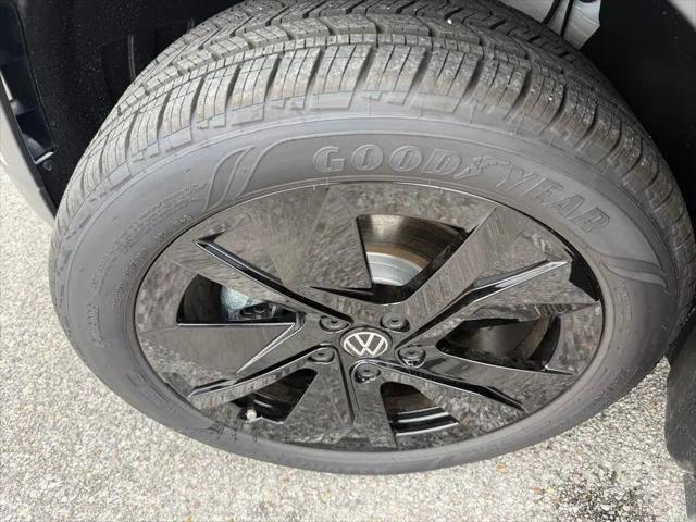 2026 Volkswagen Taos SE Black