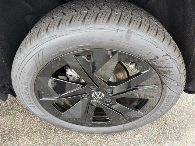 2026 Volkswagen Taos SE Black